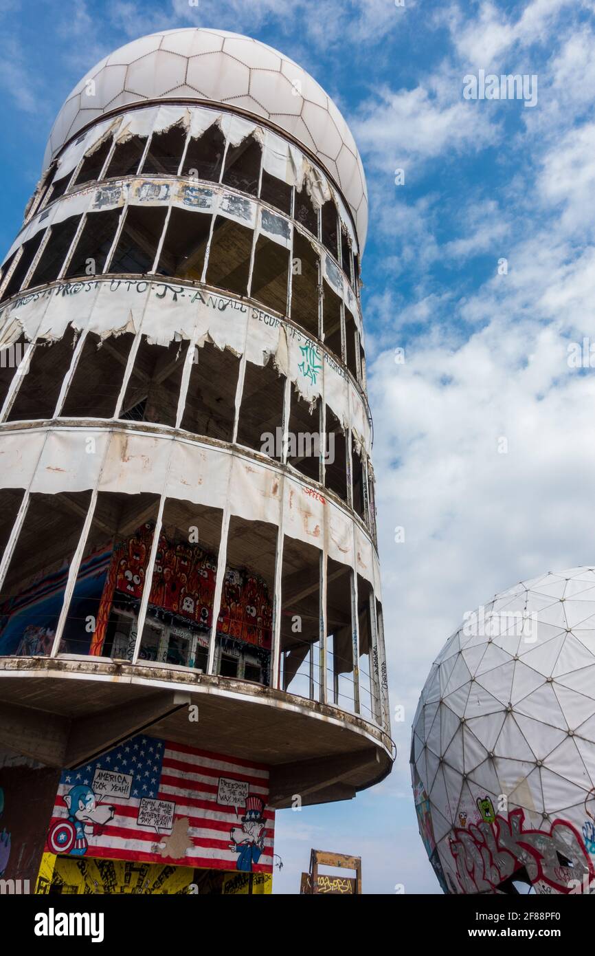 Ehemalige NSA-Hörstation im Kalten Krieg auf dem Teufelsberg In Berlin Stockfoto