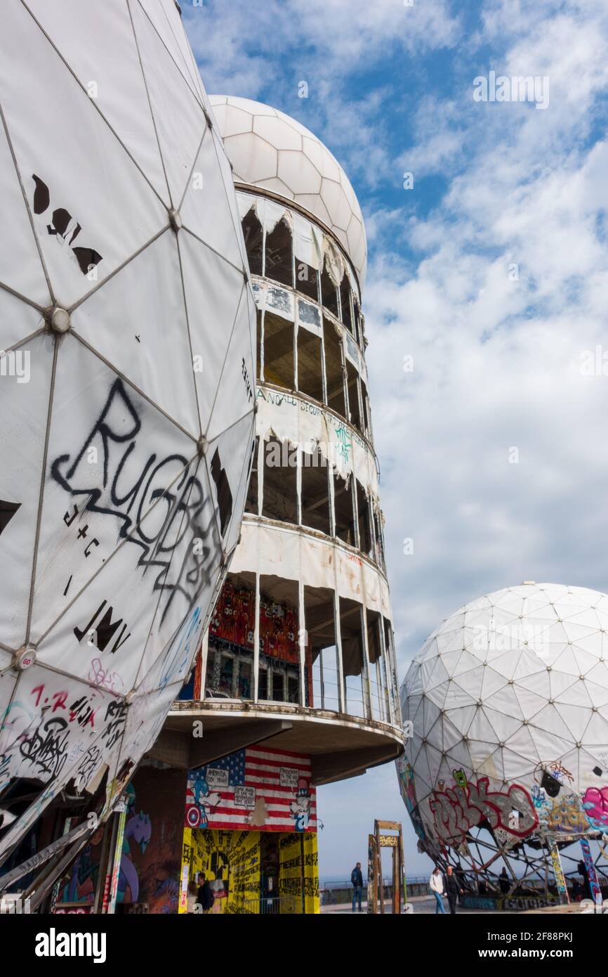 Ehemalige NSA-Hörstation im Kalten Krieg auf dem Teufelsberg In Berlin Stockfoto