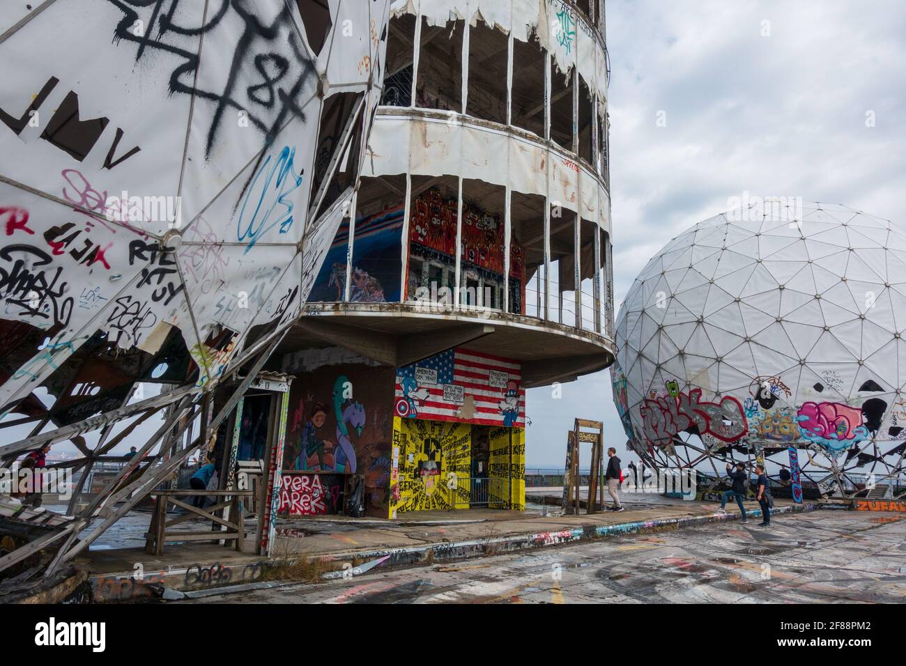 Ehemalige NSA-Hörstation im Kalten Krieg auf dem Teufelsberg In Berlin Stockfoto