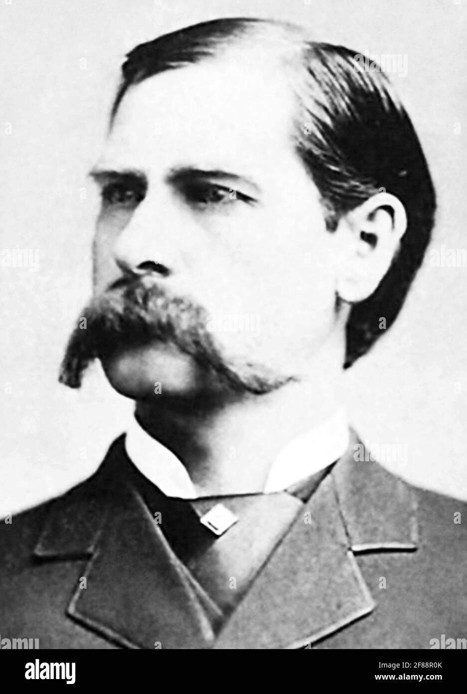 Vintage-Portraitfoto des amerikanischen Gesetzmannes Wyatt Earp (1848 – 1929) – Earp, der an dem berühmten Schießergefecht am O.K. teilgenommen hat Corral im Jahr 1881, ist um 1885 abgebildet. Stockfoto
