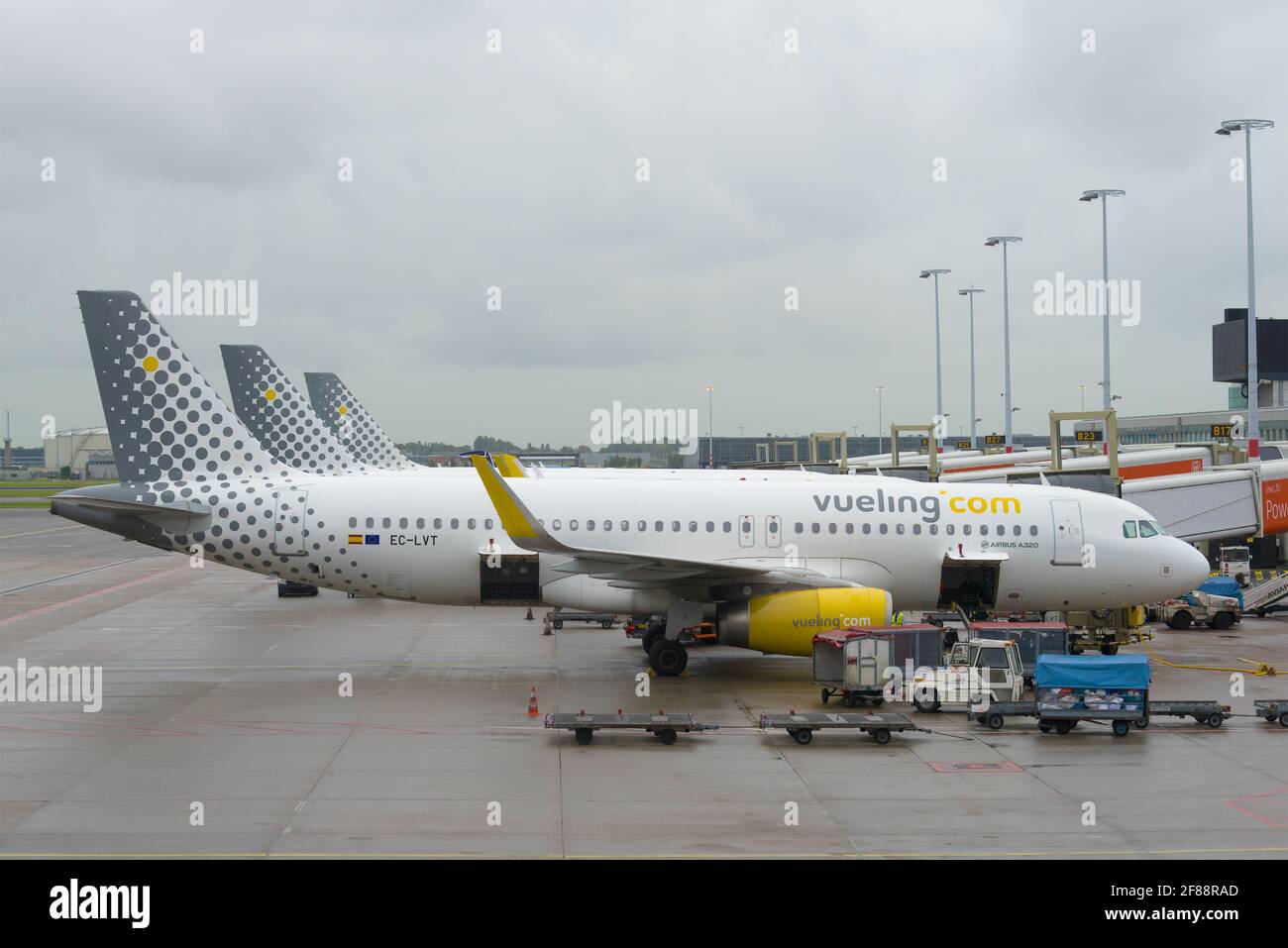 AMSTERDAM, NIEDERLANDE – 30. SEPTEMBER 2017: Airbus A320-232 (EC-LVT) Vueling Airlines auf dem Flughafen Schiphol Stockfoto