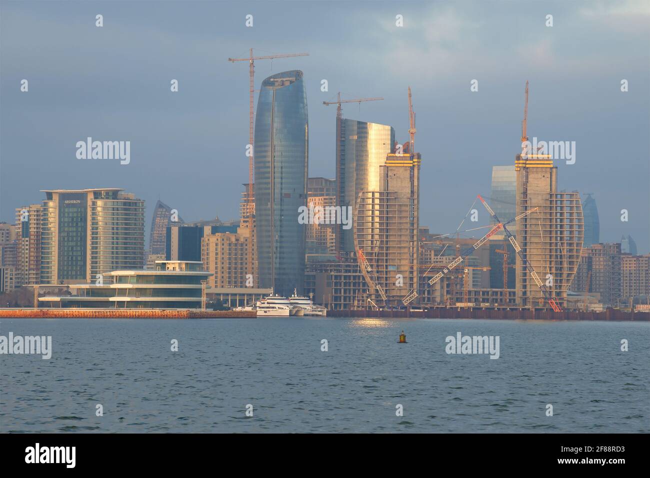 BAKU, ASERBAIDSCHAN - 29. DEZEMBER 2017: Bau moderner Hochhäuser am Ufer der Bucht von Baku Stockfoto