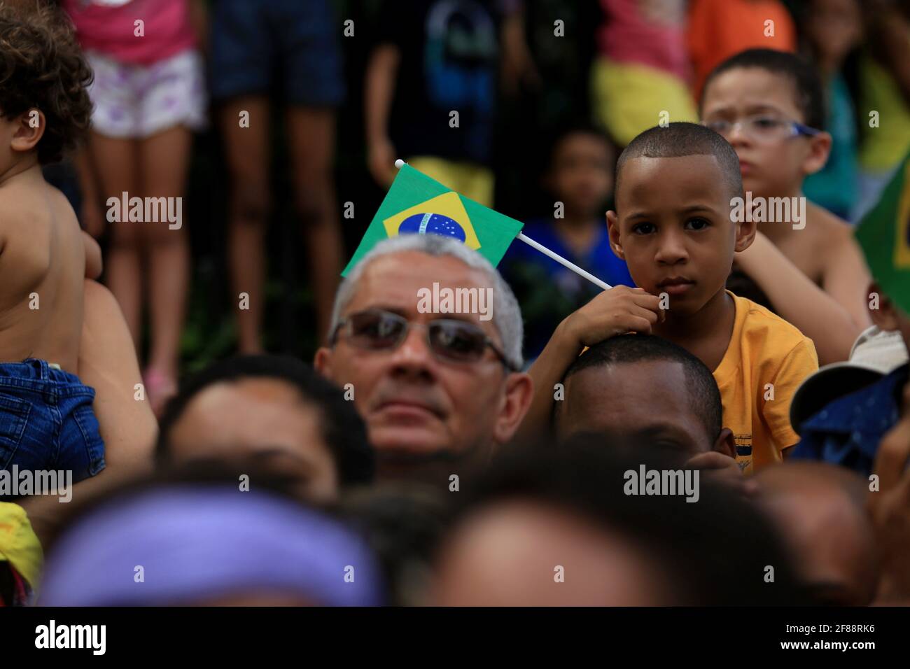 salvador, bahia / brasilien - 7. september 2016: Bevölkerung begleitet die Civic-Military Parade zum Datum der Unabhängigkeit Brasiliens in Salvador. *** Stockfoto