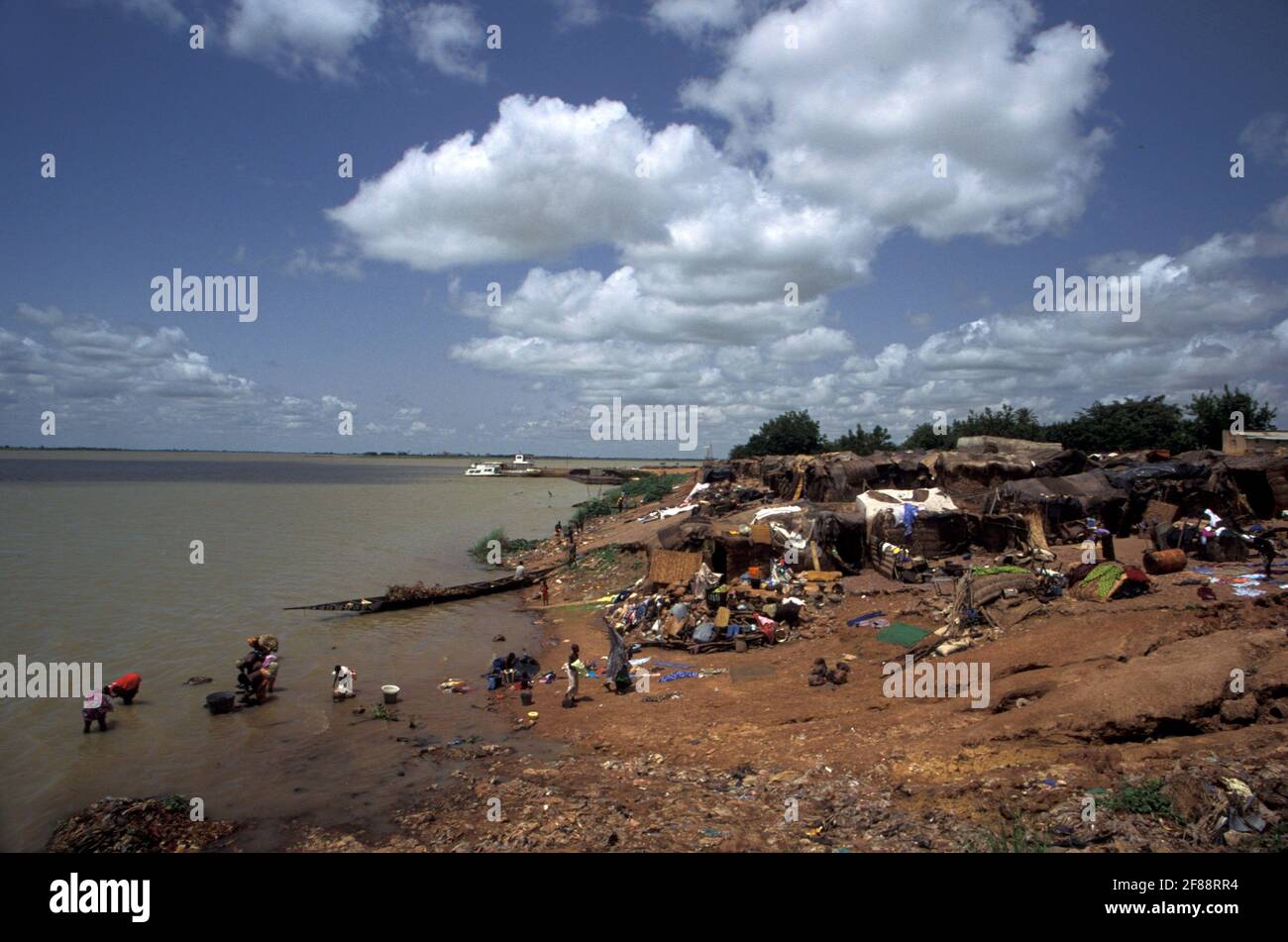 Dorf mit Frauen, die am Ufer des Niger, Ségou, Mali, waschen Stockfoto