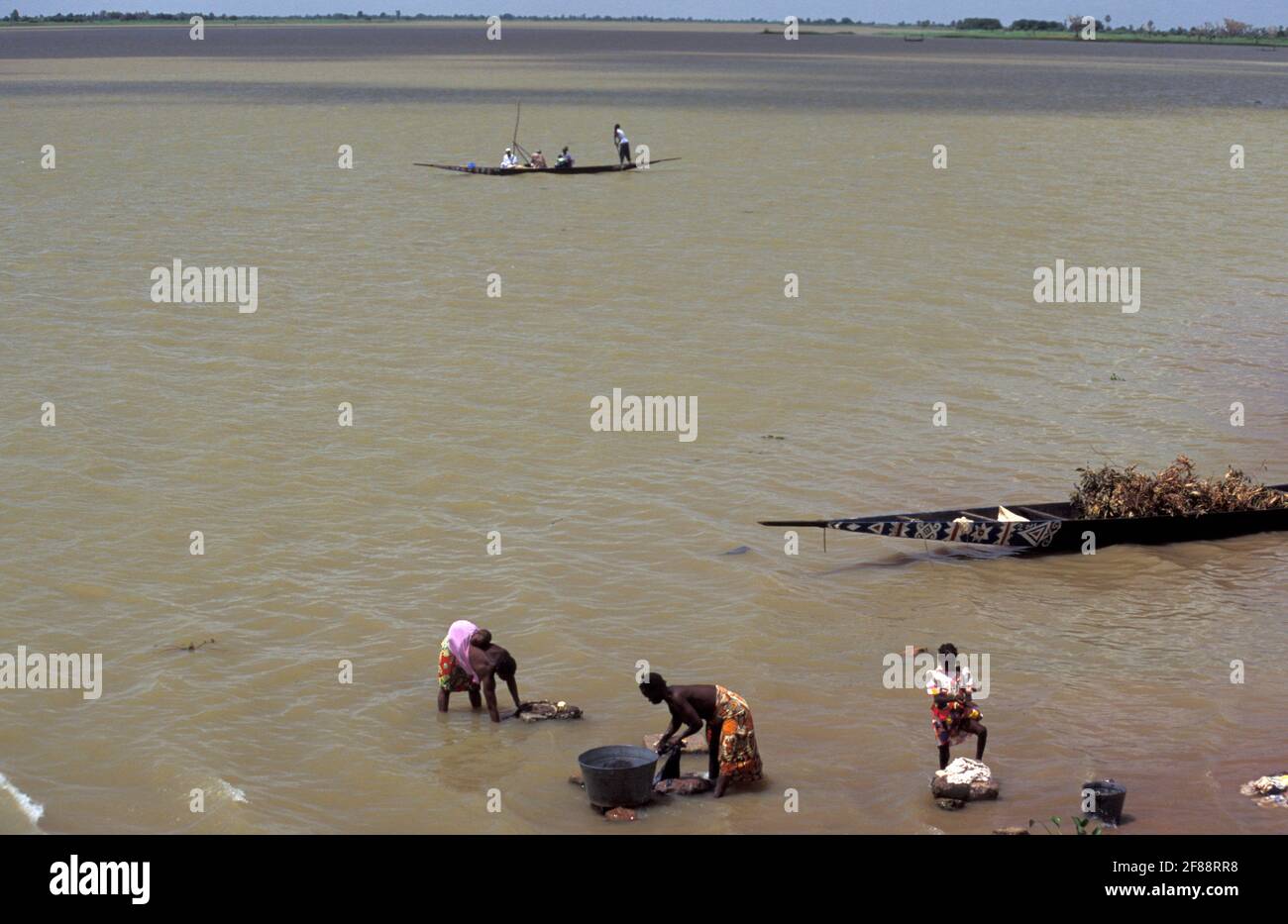 Dorf mit Frauen, die am Ufer des Niger, Ségou, Mali, waschen Stockfoto