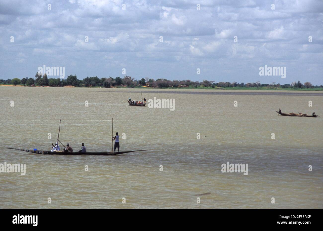 Pirogen transportieren Menschen im Niger, Ségou, Mali Stockfoto