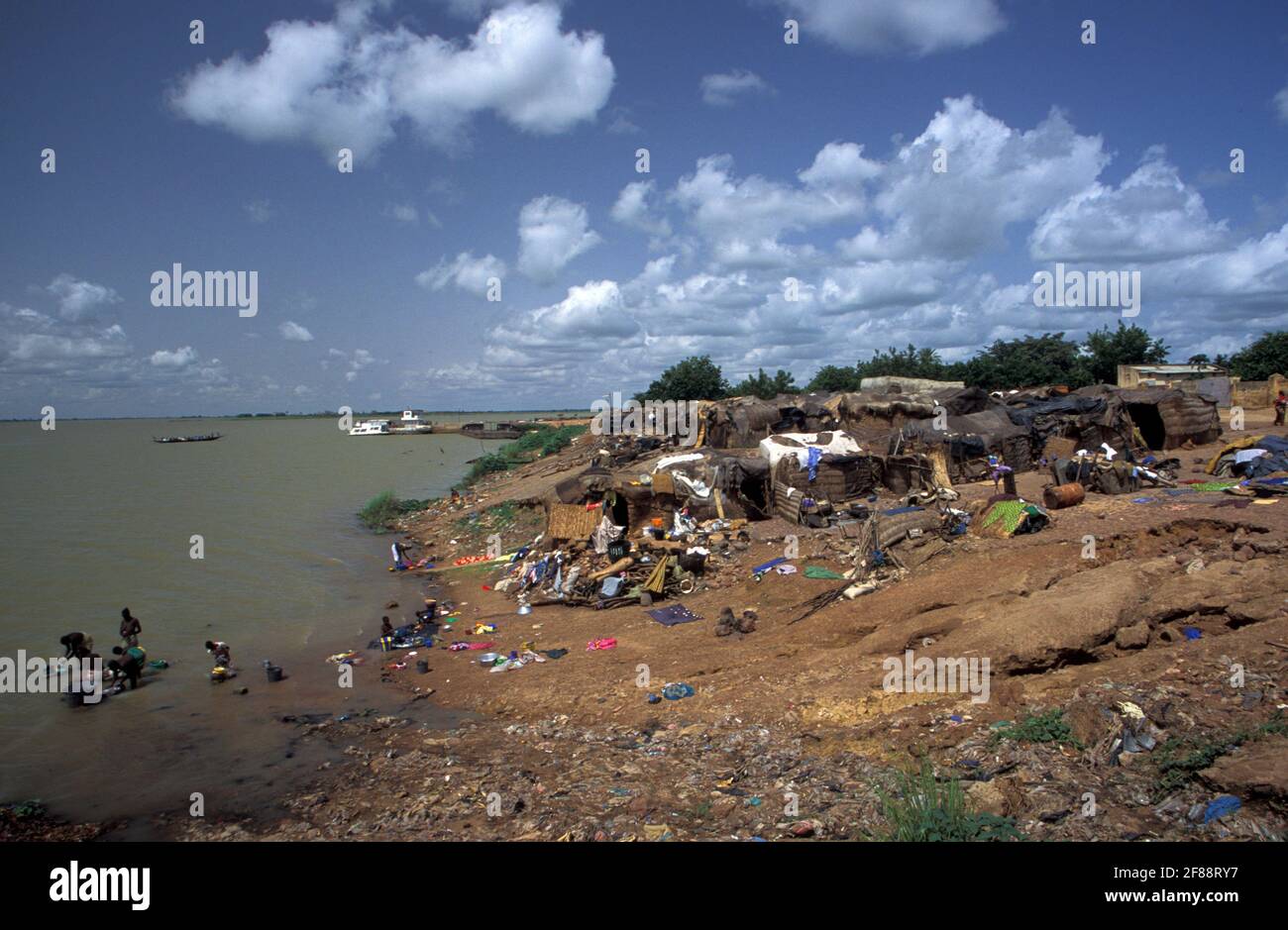 Dorf mit Frauen, die am Ufer des Niger, Ségou, Mali, waschen Stockfoto
