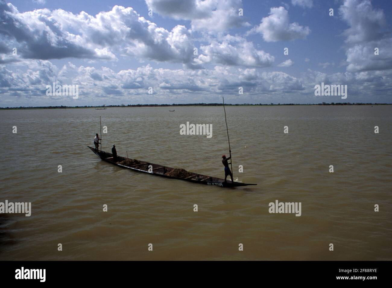 Pirogue transportiert einen Mann in den Fluss Niger, Ségou, Mali Stockfoto