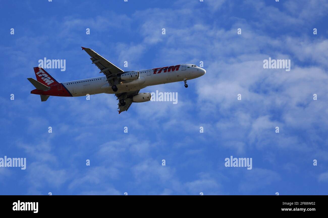 salvador, bahia / brasilien - 21. juli 2016: Der Airbus A321-231 der Fluggesellschaft Tam fliegt in der Stadt Salvador am Himmel. *** Lokales C Stockfoto