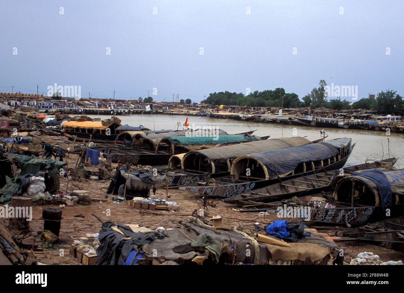 Boote im Hafen, Hafen von Mopti und Markt, Bani Fluss, Mopti, Inner Niger Delta Region, Mali Stockfoto
