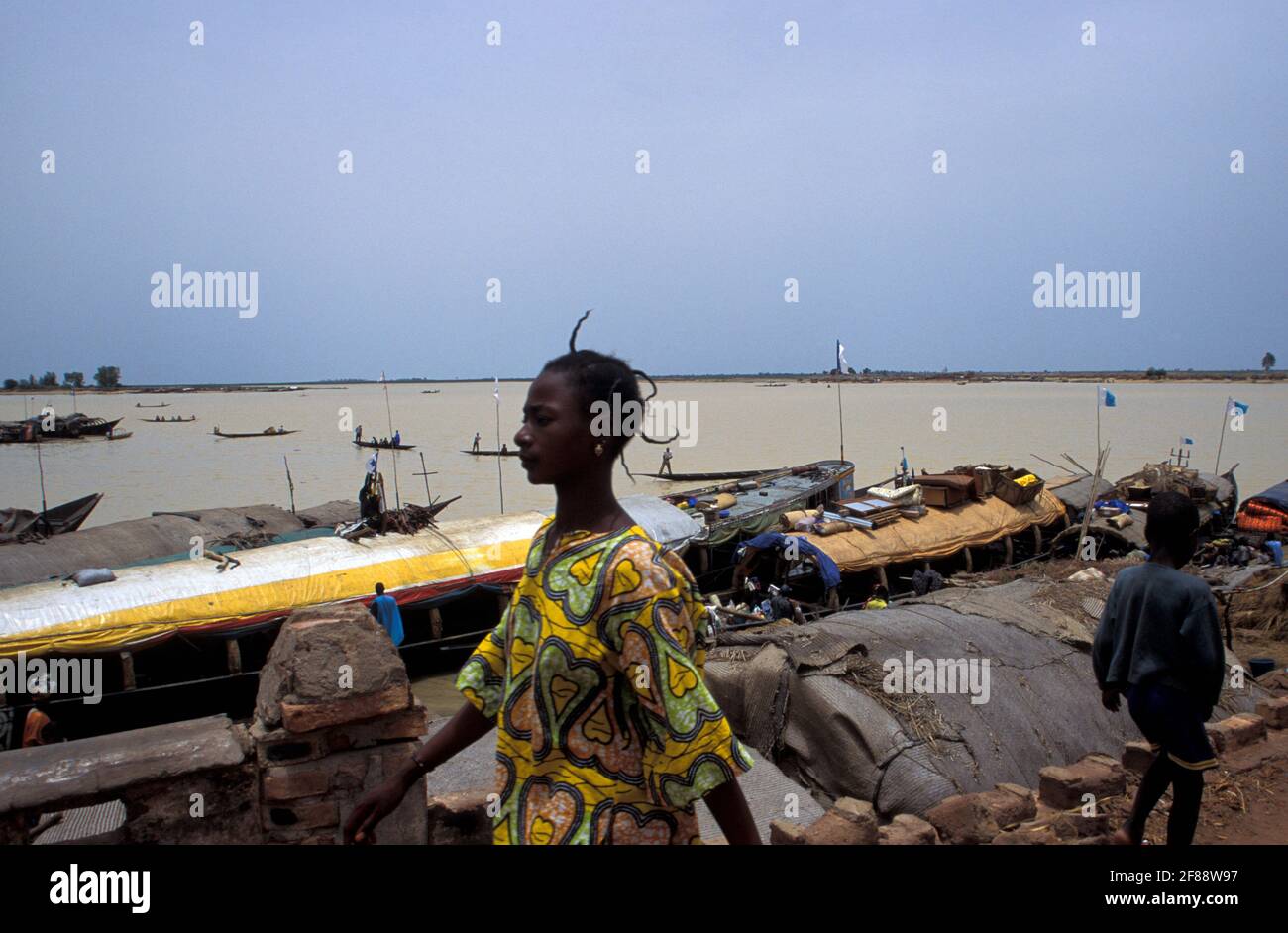Frau, die auf Booten im Hafen, Hafen von Mopti und Markt, Bani Fluss, Mopti, Inner Niger Delta Region, Mali Stockfoto