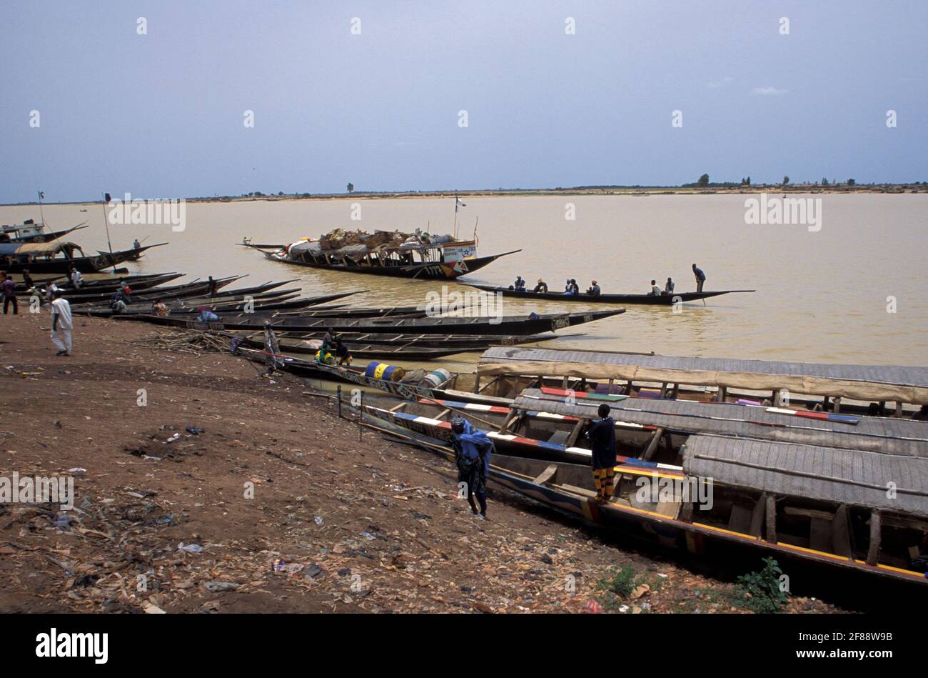 Boote im Hafen, Hafen von Mopti und Markt, Bani Fluss, Mopti, Inner Niger Delta Region, Mali Stockfoto