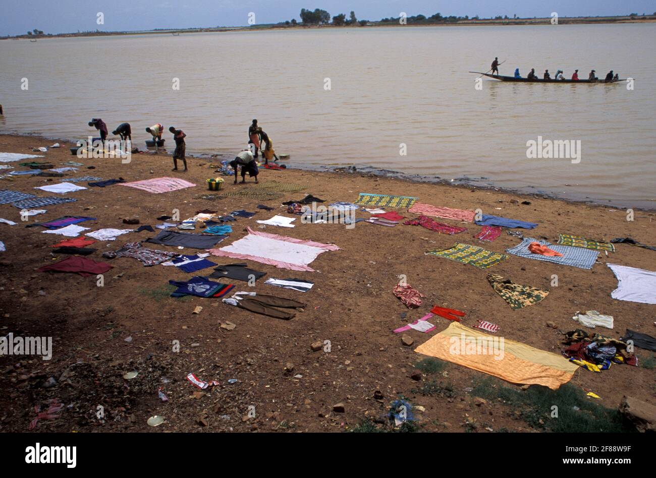 Waschen von Kleidung am Ufer des Bani-Flusses, Mopti, Region des inneren Niger-Deltas, Mali Stockfoto