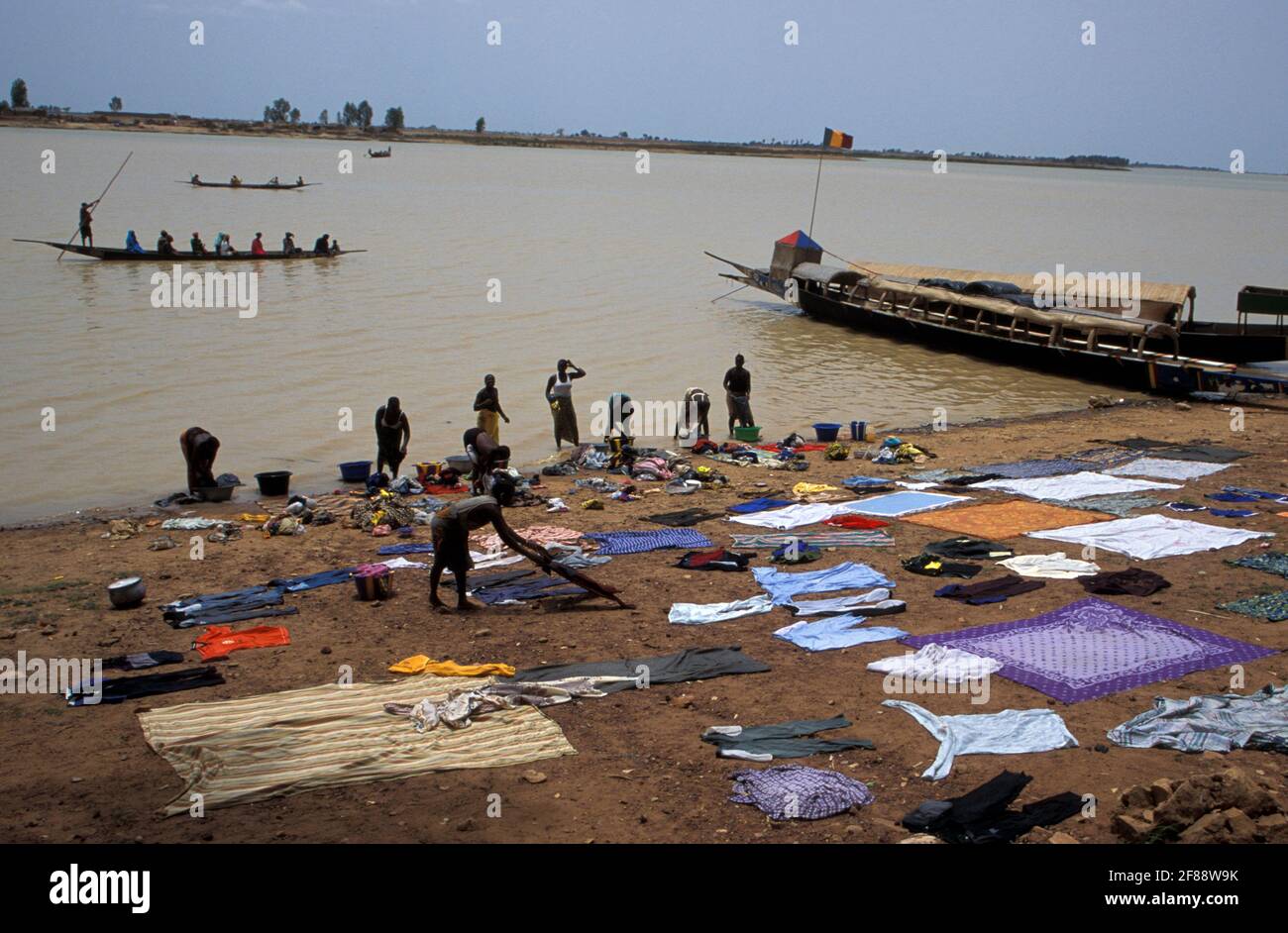 Waschen von Kleidung am Ufer des Bani-Flusses, Mopti, Region des inneren Niger-Deltas, Mali Stockfoto