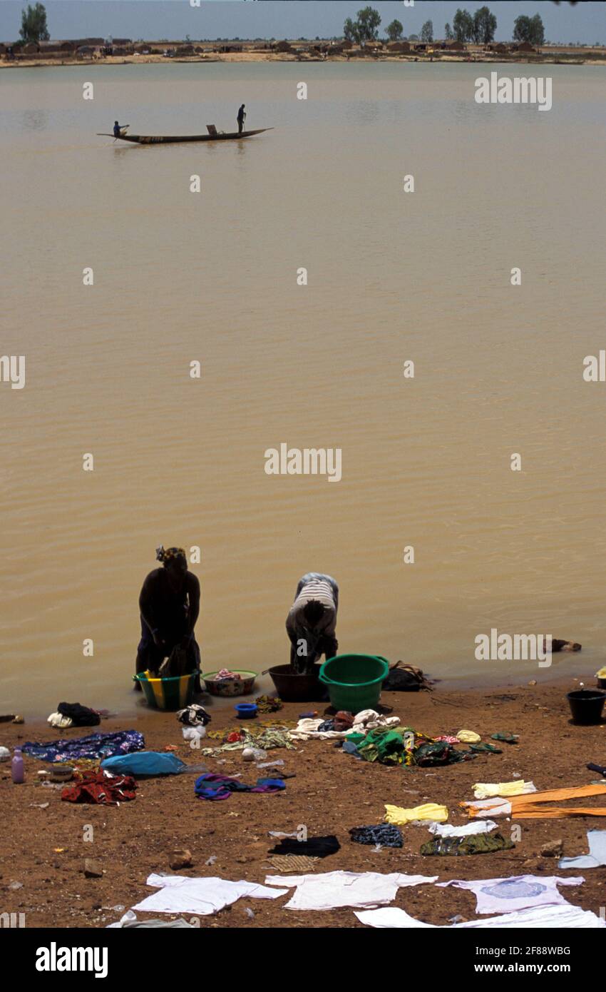 Waschen von Kleidung am Ufer des Bani-Flusses, Mopti, Region des inneren Niger-Deltas, Mali Stockfoto