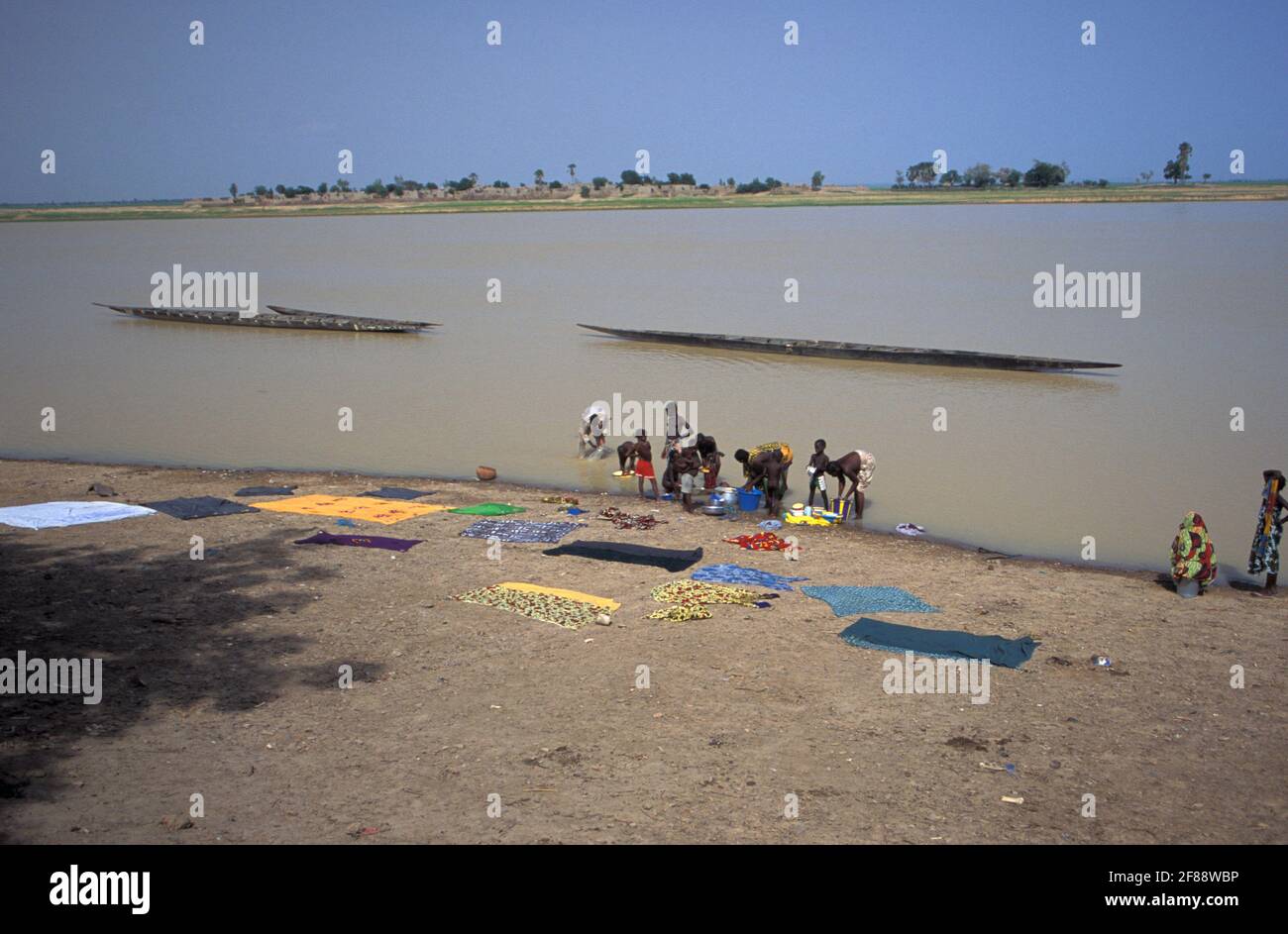 Waschen von Kleidung an der Küste des Niger, Mopti, Region Niger-Delta, Mali Stockfoto