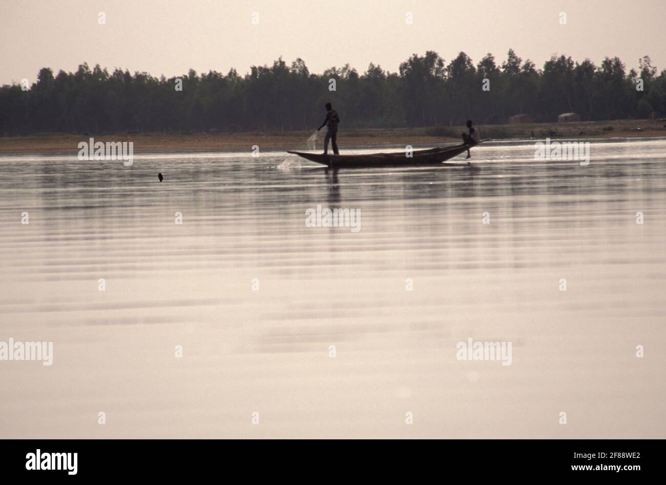 Angeln im Fluss Niger, Mopti, Region Inner Niger Delta, Mali Stockfoto