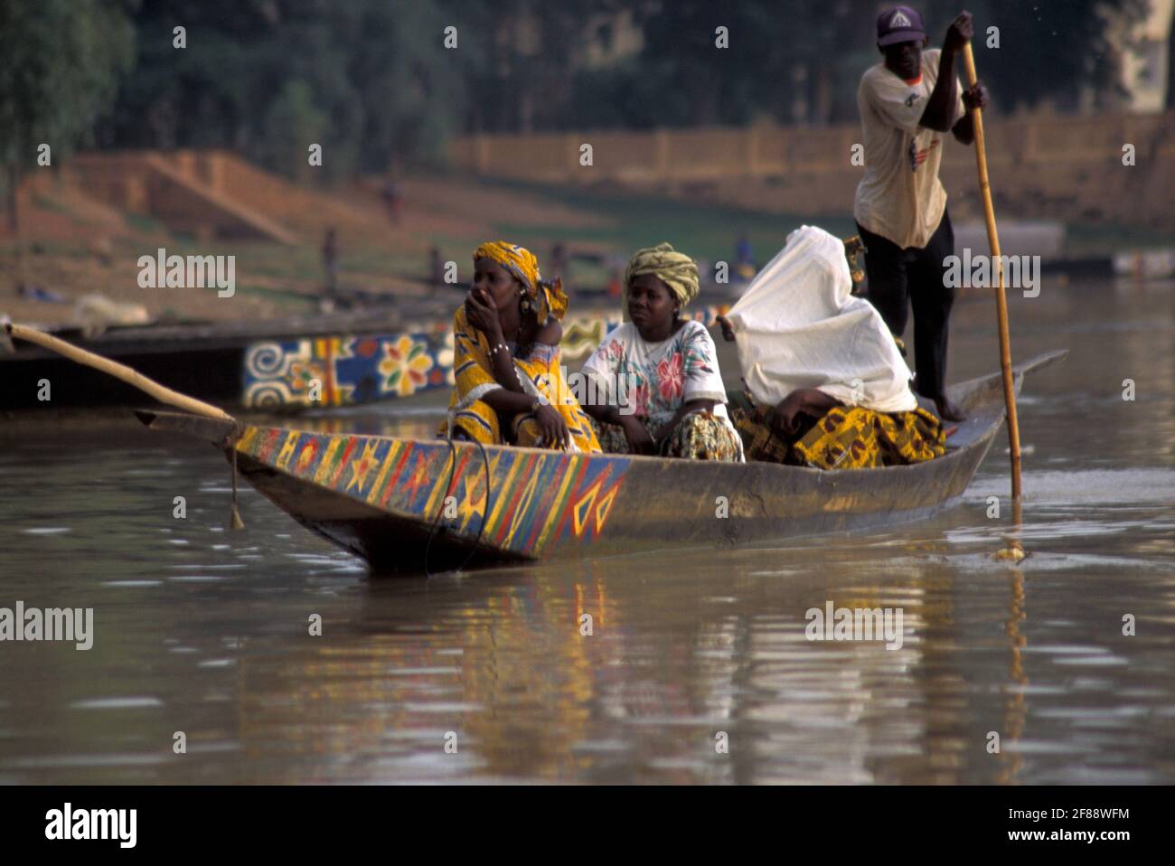 Transport von Menschen in einem Pirogue im Fluss Niger bei Sonnenuntergang, Mopti, Inner Niger Delta Region, Mali Stockfoto