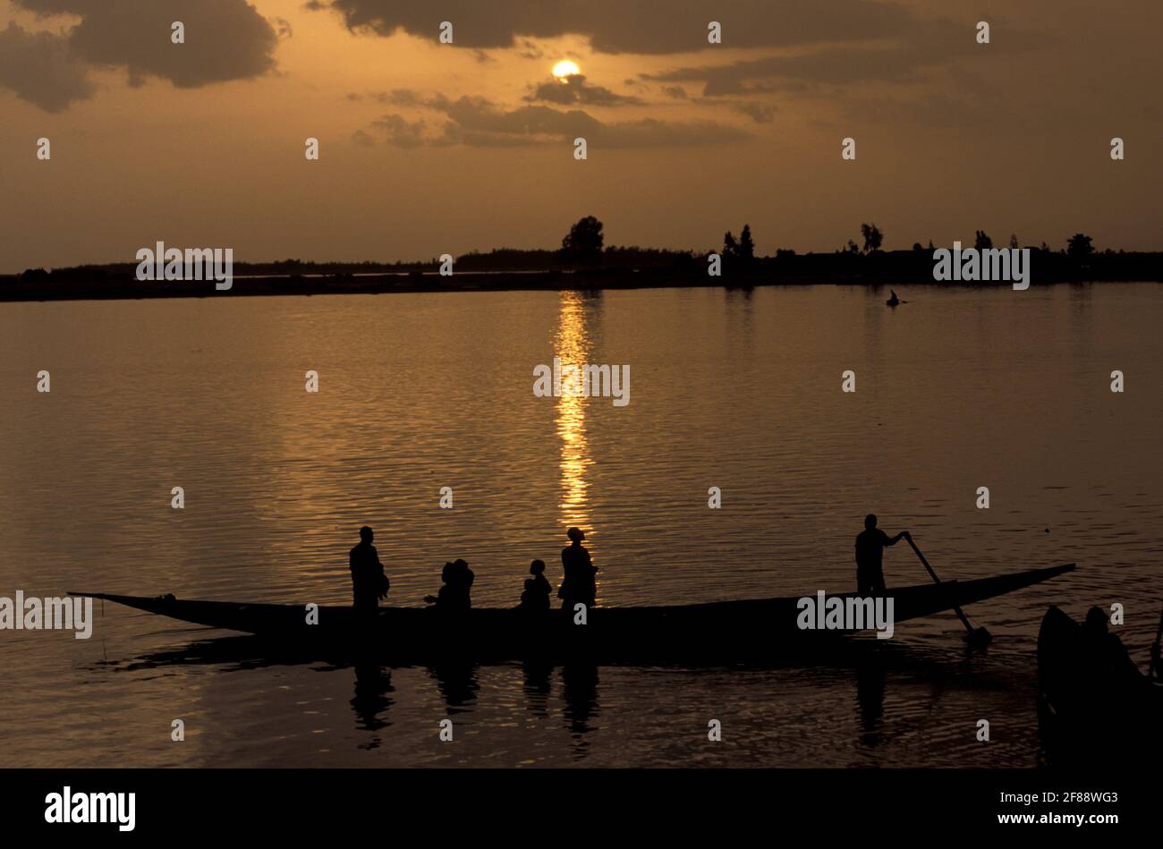 Transport von Menschen in einem Pirogue in Bani Fluss bei Sonnenuntergang, Mopti, Inner Niger Delta Region, Mali Stockfoto