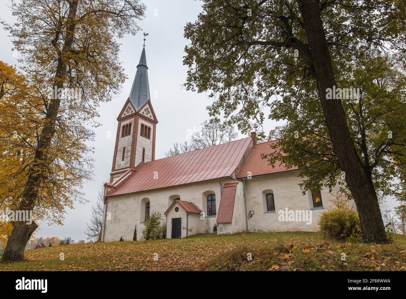 Krimulda Evangelisch-Lutherische Kirche auf dem Hügel im Herbst. Krimulda. Stockfoto