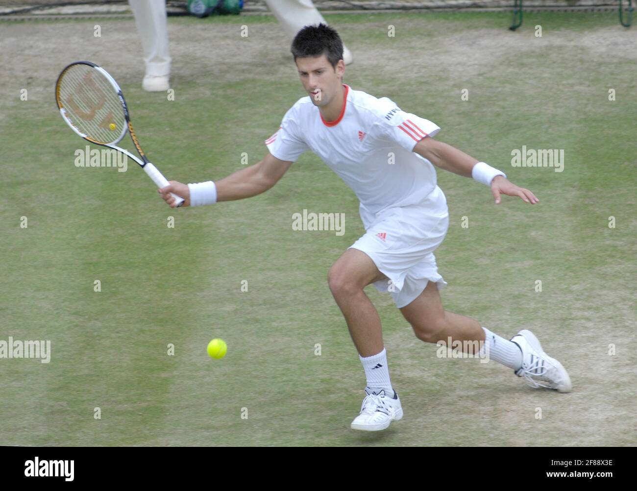 WIMBLEDON 200710. TAG 5/7/07. N.DJOKOVIC WÄHREND SEINES SPIELS MIT L.HEWITT BILD DAVID ASHDOWN Stockfoto