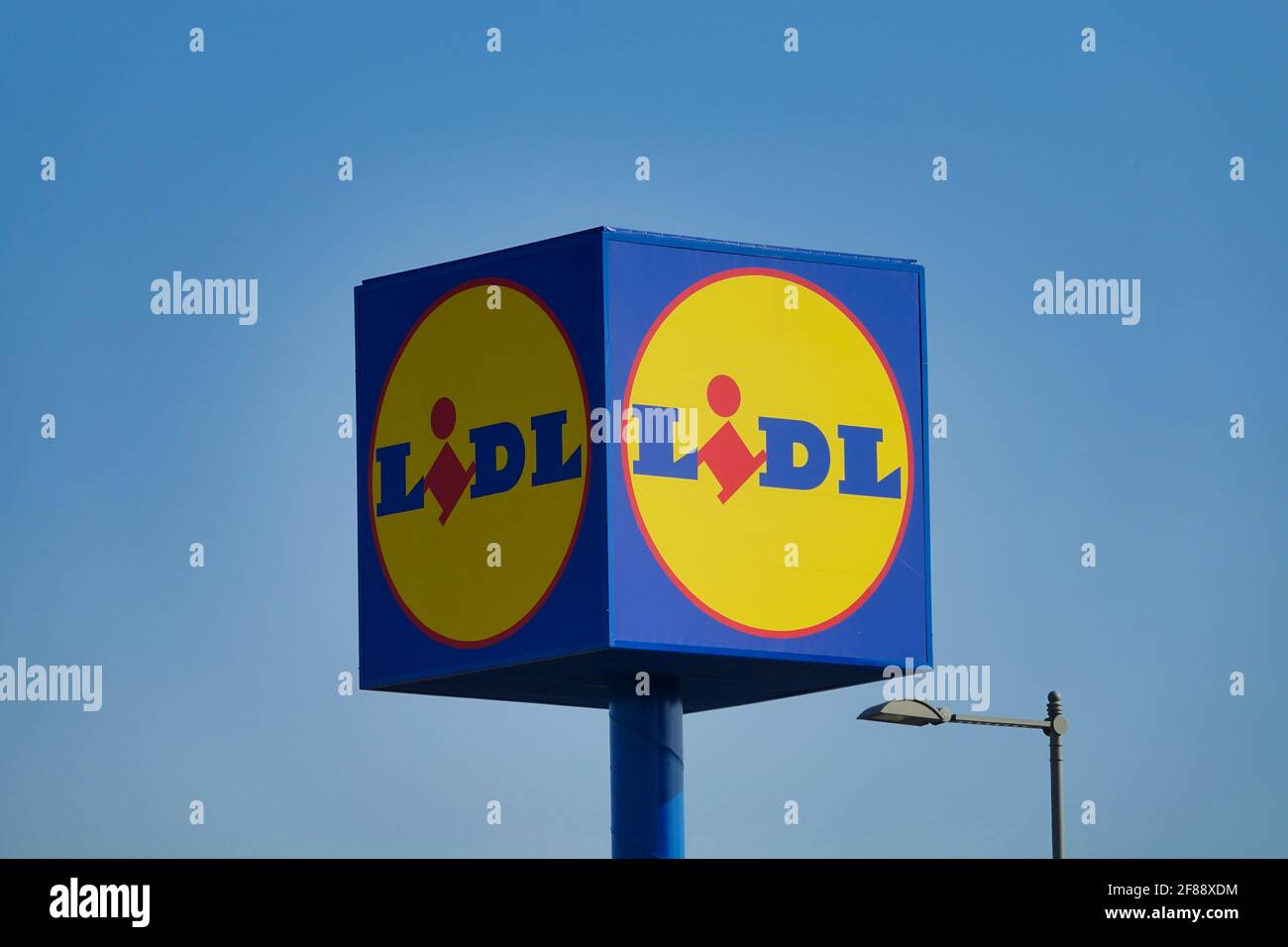 Blick auf das Symbol eines berühmten deutschen Hypermarktes An einem sonnigen Frühlingsmorgen mit blauem Himmel im Hintergrund Stockfoto