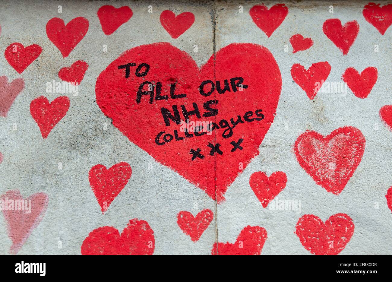 Die National Covid Memorial Wall auf der Southbank, bedeckt mit tausenden von handgezeichneten Herzen, erinnert an alle durch die COVID-19-Pandemie verlorenen Leben. Stockfoto