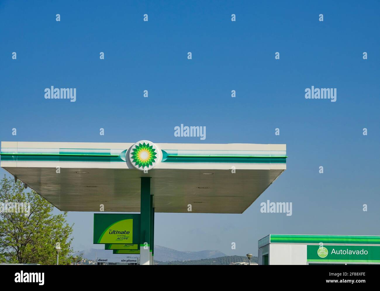 Tankstelle eines großen britischen Ölkonzerns mit Auto Waschmaschine an einem sonnigen Frühlingstag in Granada (Spanien) Stockfoto