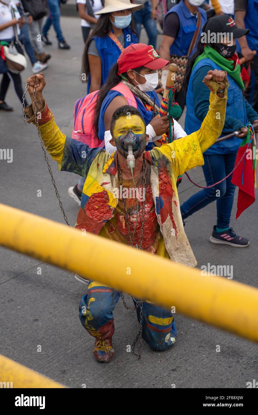 Indigene Kolumbianer beteiligen sich an einer minga, um die Regierung zu fordern Um ihre Territorien zu schützen und die Morde an Sozialen zu stoppen Führungskräfte Stockfoto