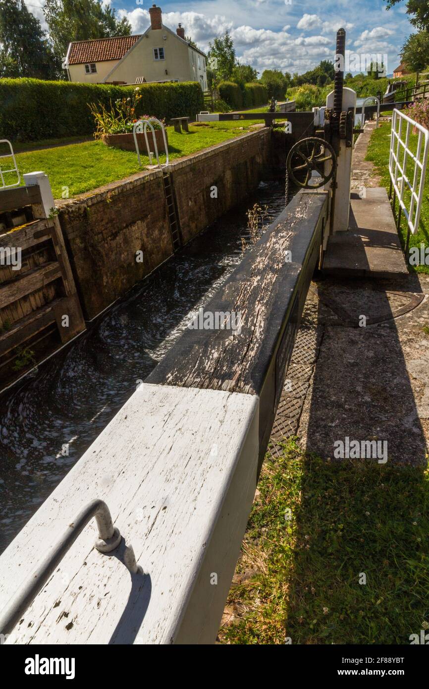 Malerische Kanalschleuse in Großbritannien an sonnigen Sommertagen. Taunton und Bridgewater Canal, Maunsel Lock, Großbritannien, Weitwinkel, Porträt. Stockfoto