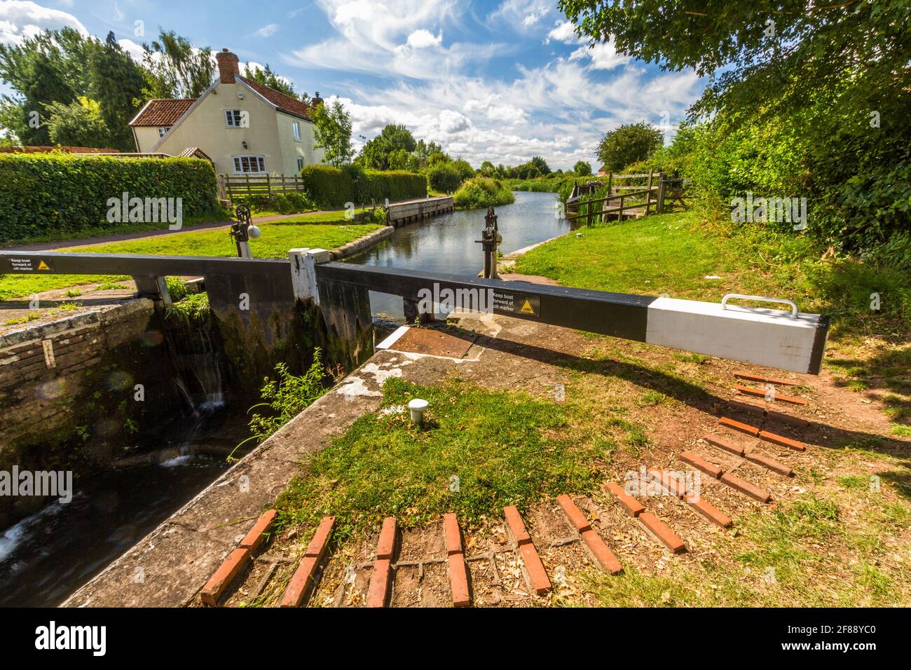 Malerische Kanalschleuse in Großbritannien an sonnigen Sommertagen. Taunton und Bridgewater Canal, Maunsel Lock, Großbritannien, Weitwinkel. Stockfoto