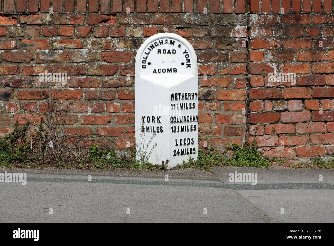 Historische Milepost an der York Road, Acomb York, North Yorkshire Stockfoto