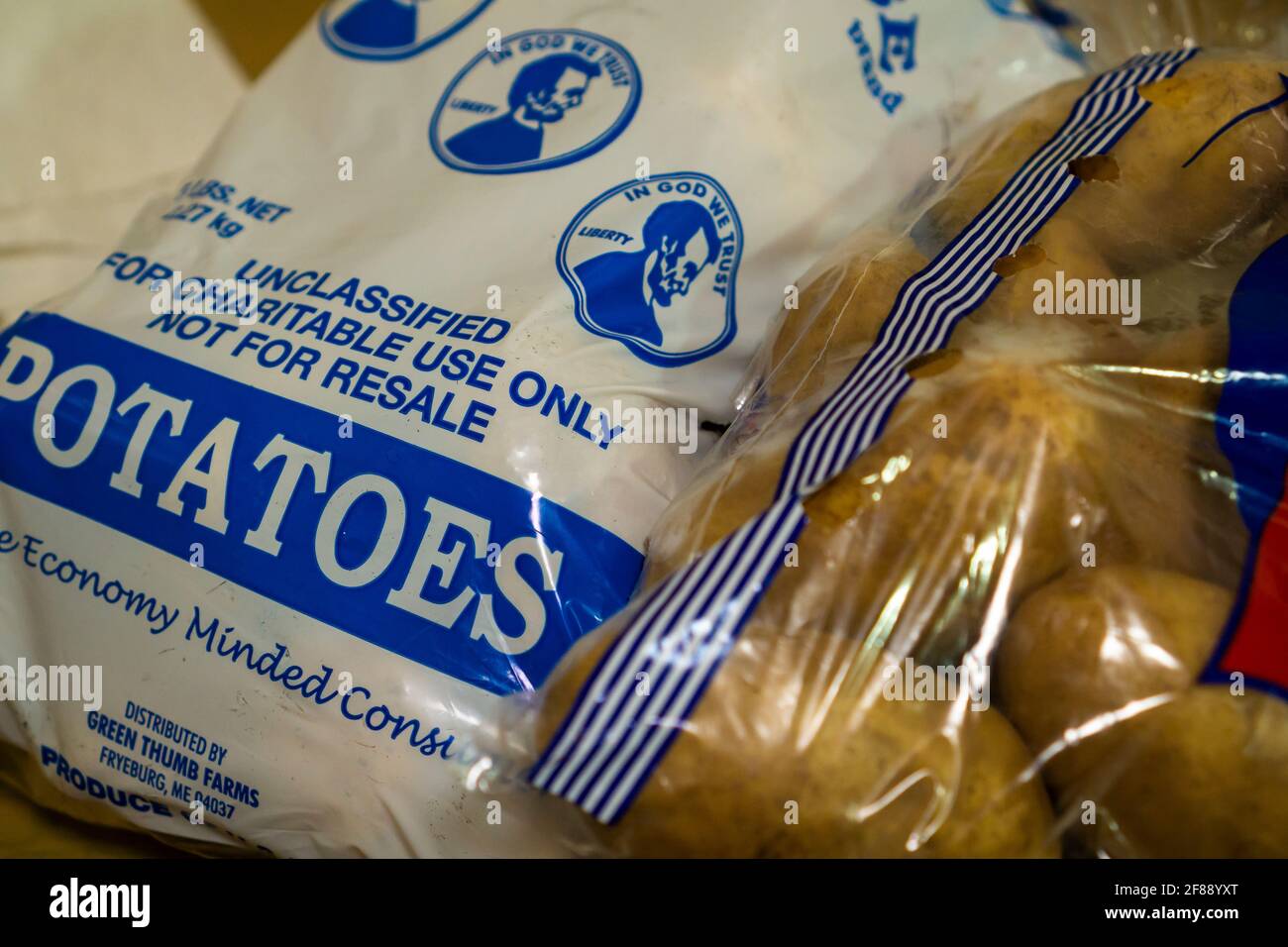New York, USA. April 2021. Eine Tüte Kartoffeln, die am Samstag, den 10. April 2021, an Lebensmittelkammern und andere gemeinnützige Organisationen in New York verschenkt werden soll. (ÂPhoto von Richard B. Levine) Quelle: SIPA USA/Alamy Live News Stockfoto