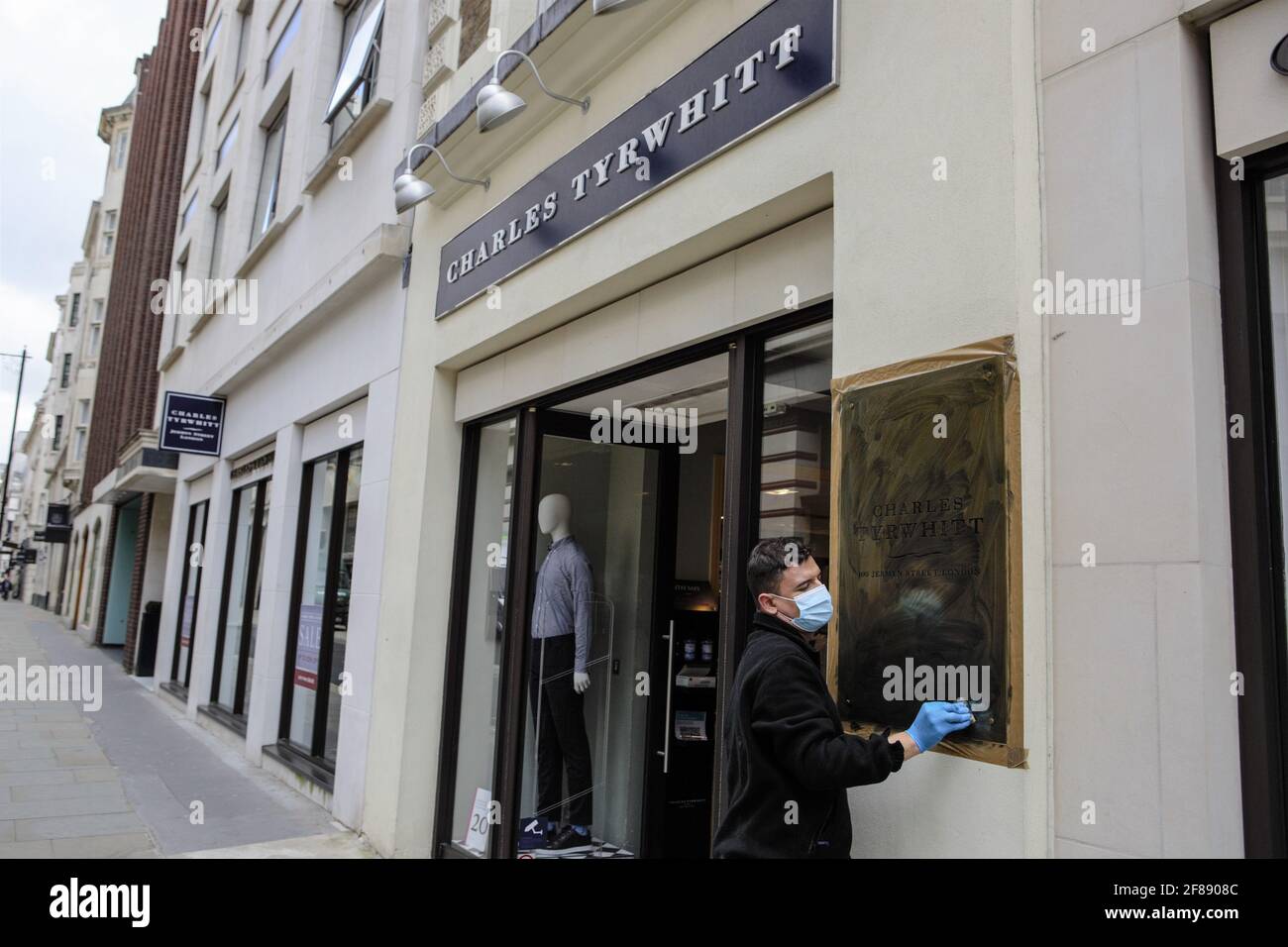 London, Großbritannien. April 2021. Charles Tyrwhitt wurde in London eröffnet. Die Zahl der Käufer im Zentrum Londons boomt, da die Beschränkungen für Covid19 gelockert werden. (Foto: Pietro Recchia/SOPA Images/Sipa USA) Quelle: SIPA USA/Alamy Live News Stockfoto