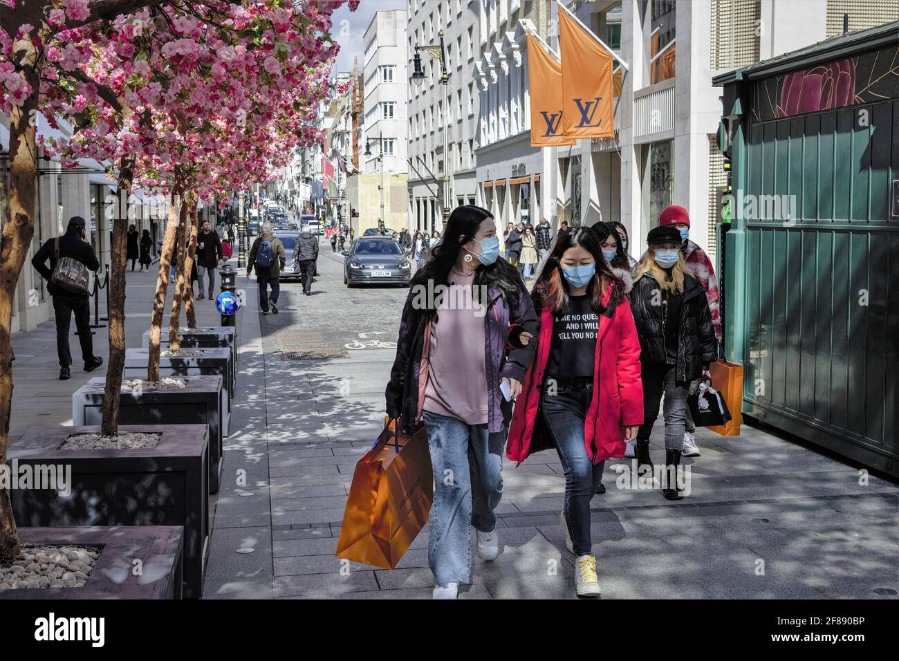 London, Großbritannien. April 2021. Als Vorsichtsmaßnahme gegen Covid19 in der New Bond Street sahen die Käufer das Tragen von Gesichtsmasken. Die Zahl der Käufer im Zentrum Londons boomt, da die Beschränkungen für Covid19 gelockert werden. (Foto: Pietro Recchia/SOPA Images/Sipa USA) Quelle: SIPA USA/Alamy Live News Stockfoto