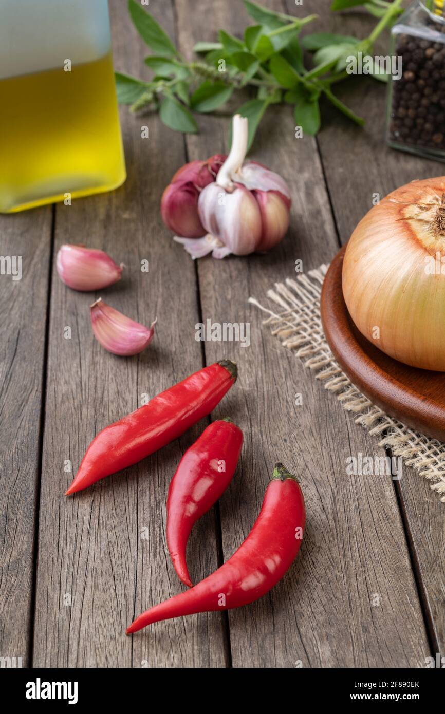 Rote Chilischoten und andere Gewürze über dem Holztisch. Stockfoto