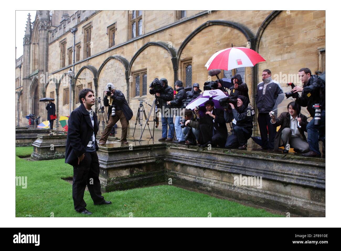 Bilawal Bhutto Zardari geht über ein Viereck am Christ Church College in Oxford, Südengland 11. Januar 2008. Der Sohn des ermordeten pakistanischen Oppositionsführers Benazir Bhutto und jetzt Vorsitzender der Pakistanischen Volkspartei, beginnt eine neue Amtszeit als Student an der Universität Oxford. PIC David Sandison Stockfoto