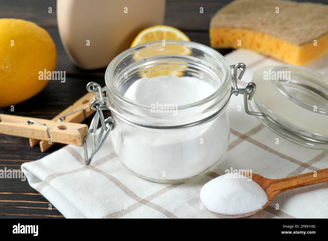 Umweltfreundliche Reinigungsgeräte auf Holzhintergrund Stockfoto