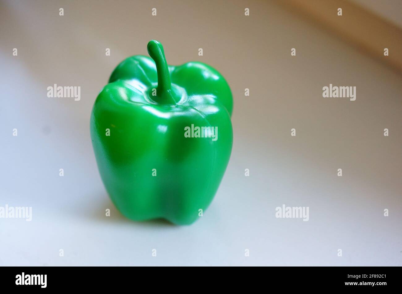 Gefälschter Pfeffer auf dem Tisch Stockfoto