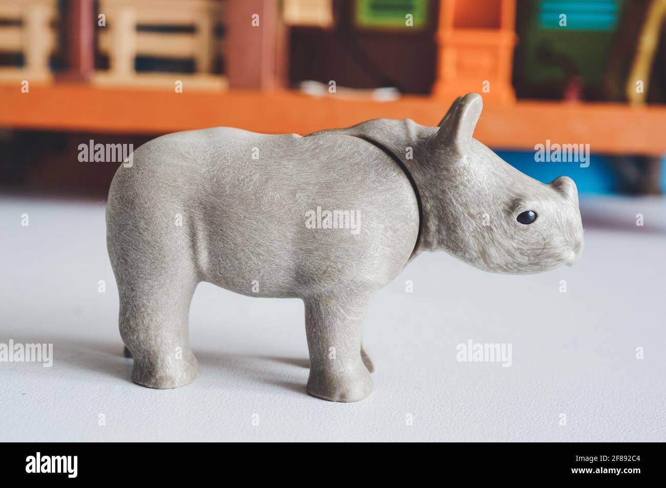 POZNAN, POLEN - 19. Feb 2017: Playmobil Spielzeug Baby Playmobil Nashorn steht auf einem Tisch in weichem Fokus Stockfoto