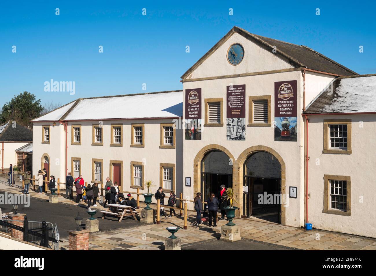 Beamish, Co. Durham UK 12-04-2021 Wiedereröffnung des Beamish Museums am Ende der Covid-Sperre am Morgen des 12. April 2021. Im Bild die ersten Besucher, die Schlange stehen, um einzutreten. (C) Washington Imaging/Alamy Stockfoto