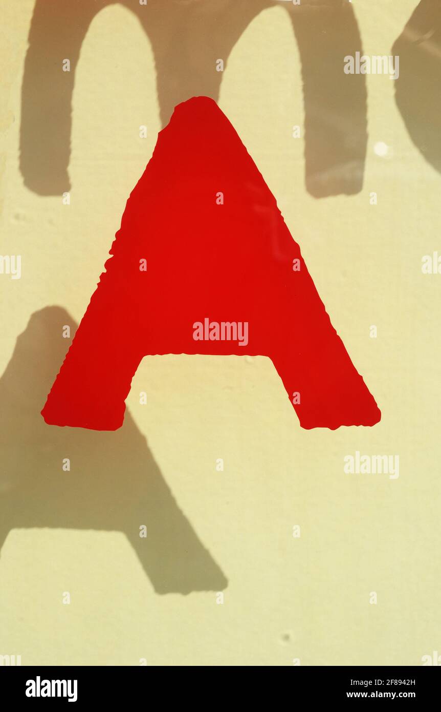 Roter Buchstabe A auf Glas mit Schatten im Hintergrund auf off white..Dies ist nicht Ihr übliches Schriftgesicht, viele Schatten in der Hintergrundfläche. Stockfoto