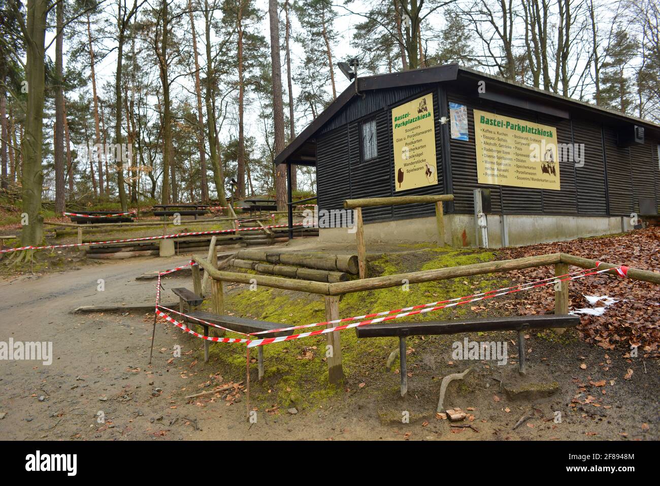Bastei, Deutschland 04-08-2021 sicheres und geschlossenes Freiluftrestaurant während der Stillstandszeit und der Corona-Krise Stockfoto