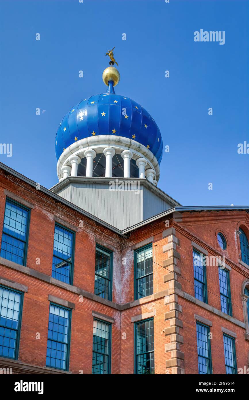 Colt Firearms Factory, an der Van Dyke Avenue, mit seiner unverwechselbaren goldenen, sternförmigen blauen Zwiebelkuppel. Stockfoto