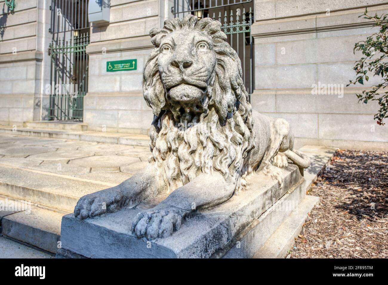 Löwen bewachen den Eingang zur Arch Street zum Hartford Municipal Building (Rathaus). Stockfoto