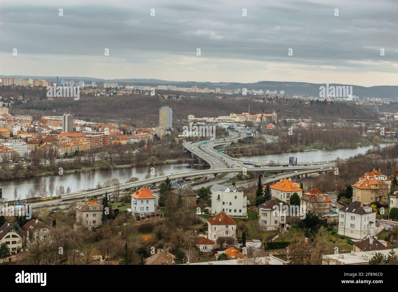 Prag, Tschechische republik Immobilienwohnkonzept.Blick auf die tschechische Architektur von oben.Panorama Skyline der Stadt.Barrandov-Brücke über die Moldau Stockfoto