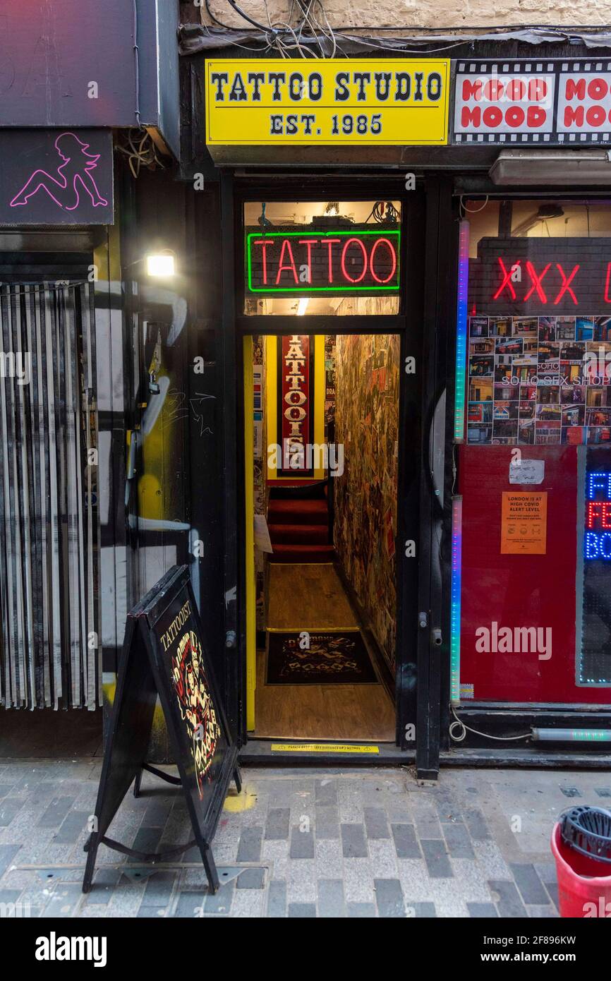 Ein Tattoo-Geschäft in Soho, das nach der Lockerung der Sperrungsbeschränkungen durch Großbritannien wieder eröffnet werden darf. Stockfoto