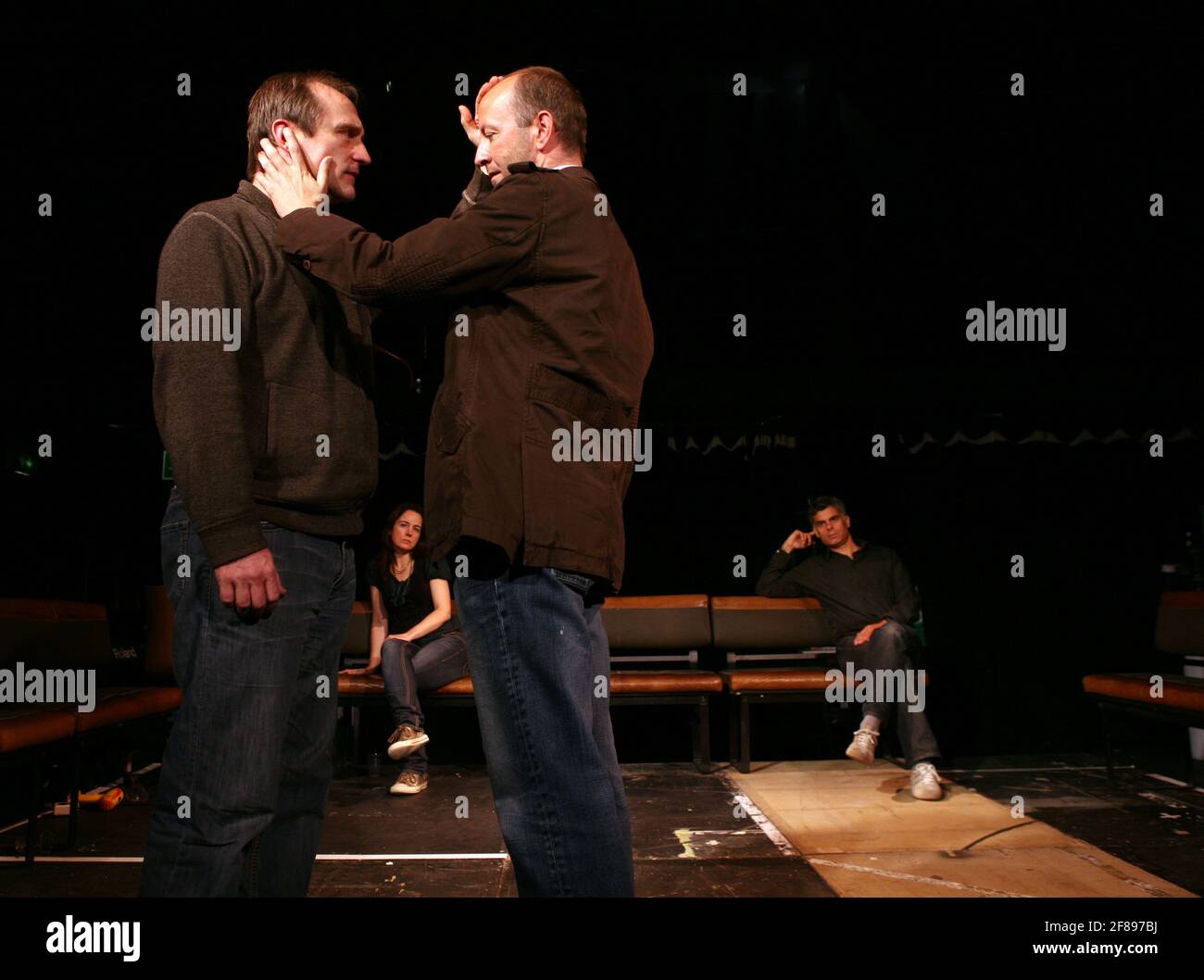 Während der Proben von „THE UGLY ONE“ mit Schauspielern (L bis R) Mark Lockyer, Amanda Drew, Frank McCusker und Michael Gould am Royal Court in Sloan Square, London pic David Sandison Stockfoto