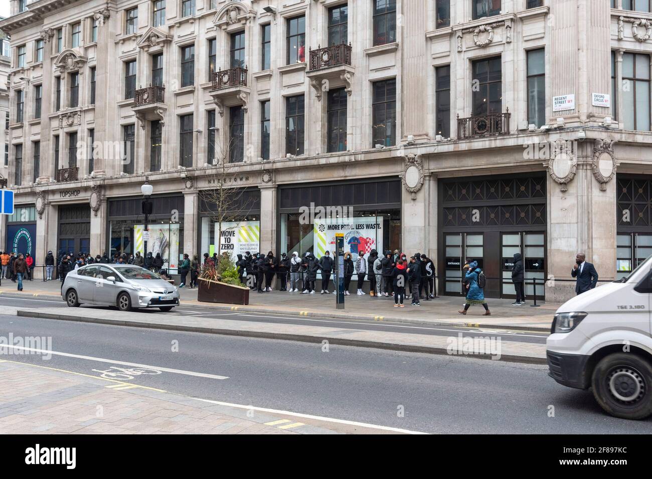 London, Großbritannien. April 2021. Menschen, die vor dem Nike Town Store in der Londoner Oxford Street Schlange stehen. (Foto von Dave Rushen/SOPA Images/Sipa USA) Quelle: SIPA USA/Alamy Live News Stockfoto