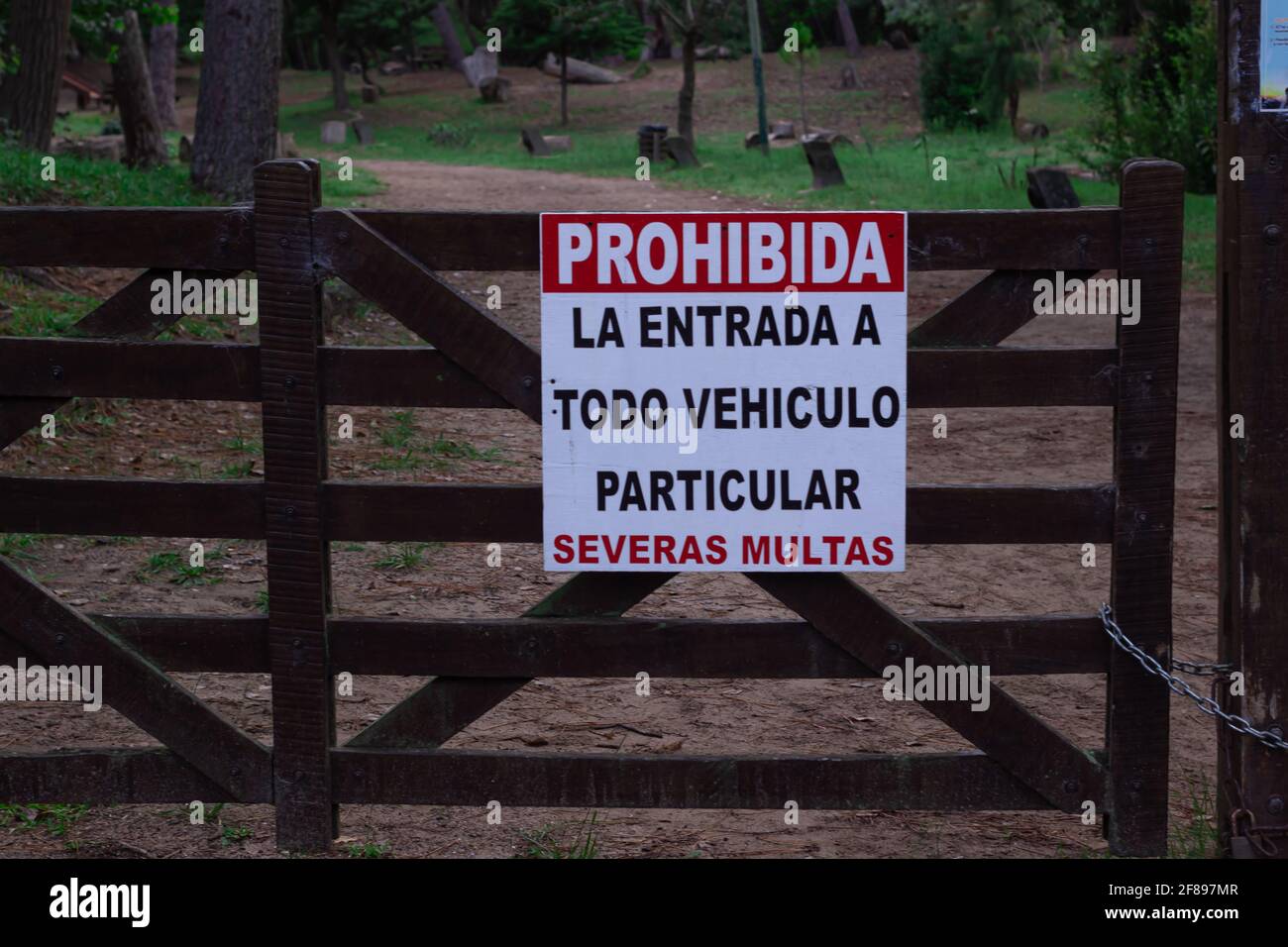 Schild auf spanisch: Der Zutritt zu einem privaten Fahrzeug ist verboten. Hohe Geldstrafen. Stockfoto
